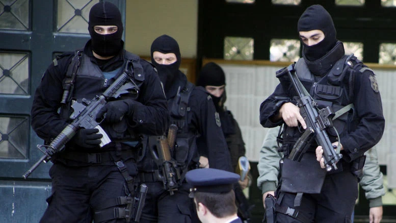 EKTAKTO: Εντοπίστηκε ύποπτη βαλίτσα έξω από το υπουργείο Εξωτερικών